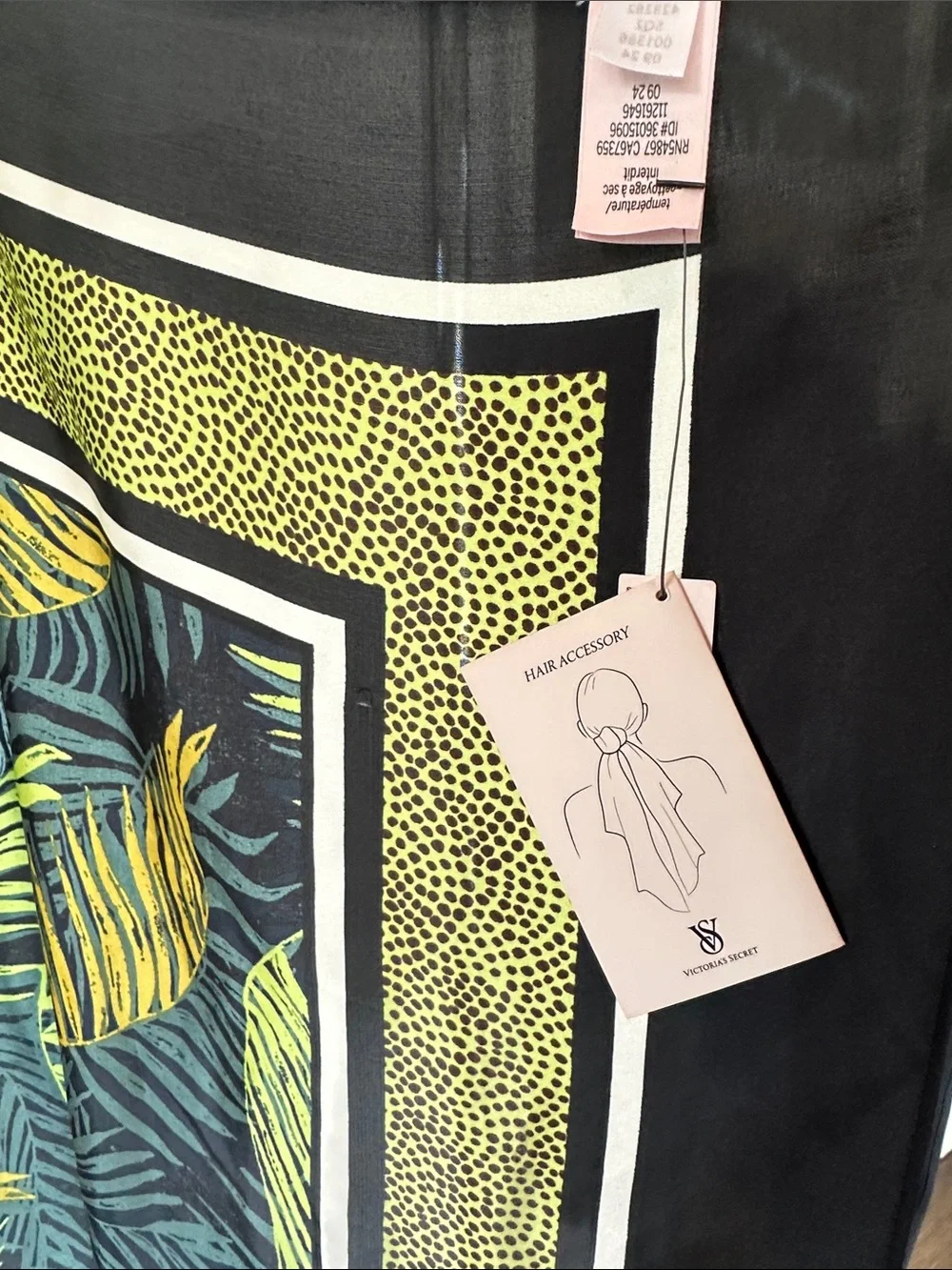 New! Victoria's Secret Black, Green & Yellow Tropical Leaf Scarf NWT 35x35”